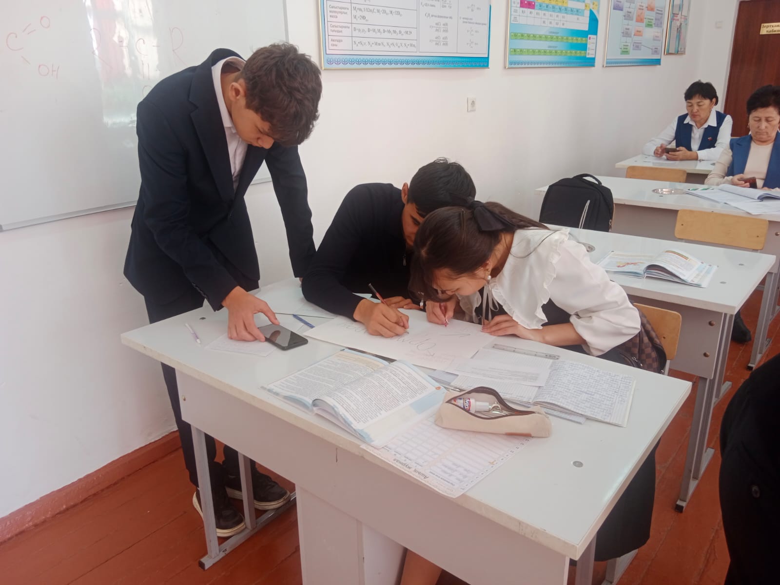 Жаратылыстану пәндері бірлестігінің айлық жоспарына сәйкес 12.10.2023ж география пәні мұғалімі- Г.К.Сисенгалиева  10"А" сынып білім алушыларымен "Табиғатты тиімді пайдалану қағидалары" тақырыбында ашық сабақ өтті.