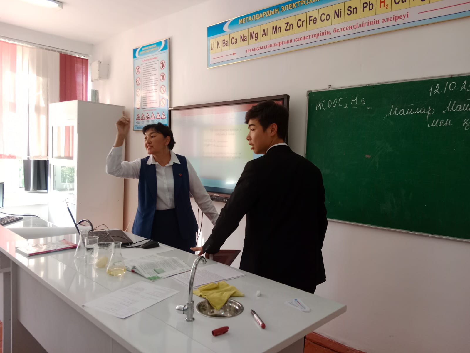 Жаратылыстану пәндері бірлестігінің айлық жоспарына сәйкес 11.10.23 күні 11 "Б" сыныбында химия пәнінен "Майлар. Майлардың құрылысы мен қызметі" тақырыбында ашық сабақ өтті. Пән мұғалімі : Сулейманова Жанар Жамканқызы